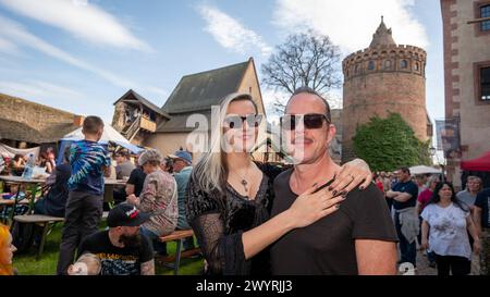 Leisnig - Leipziger bassiste von Knorkator Rajko Gohlke besucht Mittelalterfest auf Burg Mildenstein 06.04.2024 gegen 16 Uhr Leisnig, Burg Mildenstein Im Foto: Constanze Thomas, Partnerin von Gohlke, und Rajko Gohlke, bassiste der Band Knorkator Der bassiste der Rockband Knorkator aus Berlin Rajko Gohlke und Seine Freundin Constanze Thomas haben am Samstag das Ritterspektakulum auf Burg Mildenstein in Leisnig besucht. In dunklen Gewändern spazierten sie gemeinsam mit ihrer vierjährigen Tochter über das Mittelalterfest. Nach eigenen Angaben seien sie große fans mittelalterlicher Feste und auch nic Banque D'Images