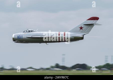 Le MIG 17 effectue des acrobaties aériennes à joint base San Antonio-Randolph, Texas pour le Great Texas Airshow, le 6 avril 2024 Banque D'Images