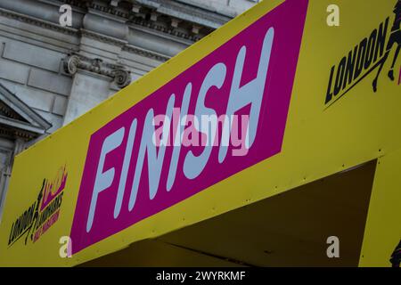 Londres, Royaume-Uni. 07 avril 2024. Le panneau ligne d'arrivée est affiché au semi-marathon London Landmarks 2024. Le semi-marathon London Landmarks est organisé par Tommy's.. Un semi-marathon sur route fermée à travers Westminster et la City de Londres qui célèbre l'histoire et les monuments grands, décalés et cachés de Londres. (Photo de Loredana Sangiuliano/SOPA images/Sipa USA) crédit : Sipa USA/Alamy Live News Banque D'Images