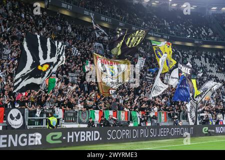 Turin, Italie. 07 avril 2024. Des supporters de la Juventus FC vus lors du match de football de Serie A 2023/24 entre la Juventus FC et l'ACF Fiorentina au stade Allianz, Turin, Italie, le 07 avril 2024 - photo FCI/Fabrizio Carabelli crédit : SOPA images Limited/Alamy Live News Banque D'Images