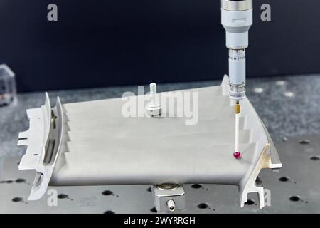 CMM, machine de mesure de coordonnées, machine de mesure dimensionnelle de service. Métrologie innovante appliquée. Mesure de coordonnées 3D. Banque D'Images