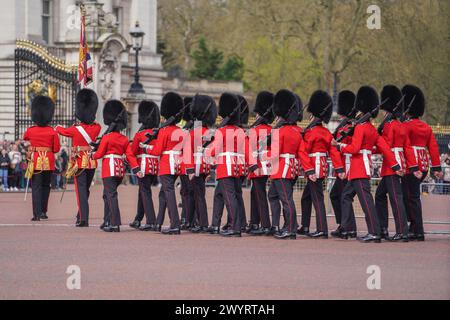 Londres 8 avril 2024 . Membres le régiment des gardes écossais participe à une cérémonie spéciale de relève de la garde au palais de Buckingham avec la marche de la Gendarmerie Garde Républicaine de France pour célébrer les 120 ans de l'Entente cordiale qui a jeté les bases de relations franco-anglo plus fortes. La France devient la première nation non-Commonwealth à participer officiellement à la cérémonie de la relève de la garde. Credit : amer Ghazzal/Alamy Live News Banque D'Images