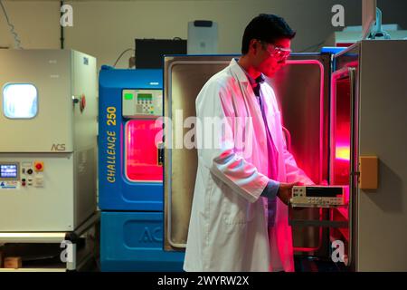 Chercheur. Testez le climat à hautes et basses températures. Chambre climatique. Test de vieillissement artificiel. Laboratoire d'essais environnementaux. Certification des équipements électriques. Services technologiques à l'industrie. TECNALIA recherche & innovation. Bizkaia. Pays Basque. Espagne. Banque D'Images