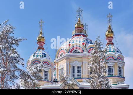 Dômes colorés de la cathédrale de l'Ascension. Paysage hivernal. Cathédrale orthodoxe russe en bois, 1907. Parc nommé d'après 28 gardiens Panfilov, Almaty, Kazakh Banque D'Images