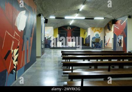 Peintures murales de Néstor Basterrechea à la crypte du temple Santa María de Arantzazu. Guipúzcoa. Espagne. Banque D'Images