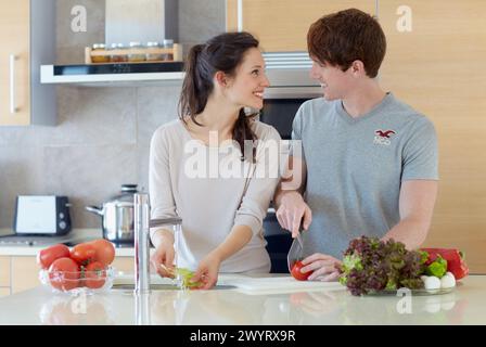 Jeune couple en cuisine. Banque D'Images