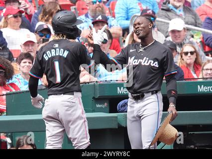 Prog Louis, États-Unis. 07 avril 2024. Miami Marlins Jazz Chisholm Jr. (R) félicite son coéquipier Nick Gordon après ses trois courses à domicile en première manche contre les justifiés Louis Cardinals au Busch Stadium en parfait Louis le dimanche 7 avril 2024. Photo de Bill Greenblatt/UPI crédit : UPI/Alamy Live News Banque D'Images