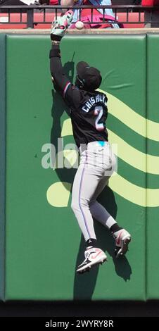 Prog Louis, États-Unis. 07 avril 2024. Miami Marlins Jazz Chisholm Jr. saute sans succès pour un ballon de home run en solo hors de la batte de bonnes Louis Cardinals Nolan Gorman en cinquième manche au Busch Stadium en parfait Louis le dimanche 7 avril 2024. Photo de Bill Greenblatt/UPI crédit : UPI/Alamy Live News Banque D'Images