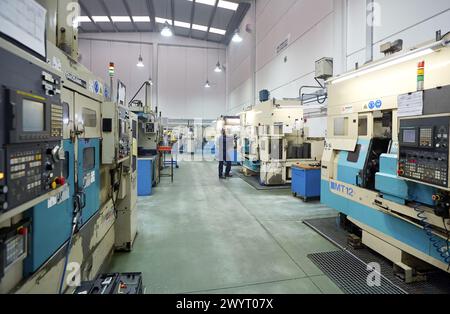 Technicien de commande CNC. Tours CNC automatisés par zone. Indecober usiné. Usinage de pièces de précision en série. Industrie automobile. Berriz. Bizkaia. Pays Basque. Espagne. Banque D'Images