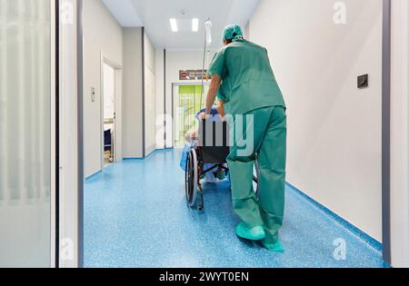 Transférer le patient à la salle d'opération, chirurgie ambulatoire, Hôpital Donostia, San Sebastian, Gipuzkoa, pays basque, Espagne. Banque D'Images