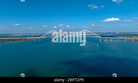 Charleston, Caroline du Sud, États-Unis. 18 novembre 2023. Vue aérienne de l'Arthur Ravenel Jr. Pont au-dessus de la rivière Cooper en Caroline du Sud, États-Unis (crédit image : © Walter G Arce SR Grindstone Medi/ASP) USAGE ÉDITORIAL SEULEMENT! Non destiné à UN USAGE commercial ! Banque D'Images