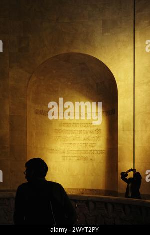 Silhouettes de deux visiteurs, lumière dorée, une niche voûtée dans le mémorial Anzac, Hyde Park, Sydney, Nouvelle-Galles du Sud, Australie Banque D'Images