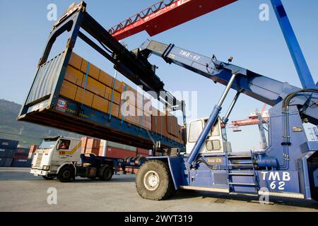 Chargement de conteneurs de cargaison en bateau, Port de Bilbao, Santurtzi. Biscaye, Euskadi, Espagne. Banque D'Images