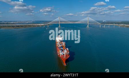 Charleston, Caroline du Sud, États-Unis. 18 novembre 2023. Vue aérienne de l'Arthur Ravenel Jr. Pont au-dessus de la rivière Cooper en Caroline du Sud, États-Unis (crédit image : © Walter G Arce SR Grindstone Medi/ASP) USAGE ÉDITORIAL SEULEMENT! Non destiné à UN USAGE commercial ! Banque D'Images