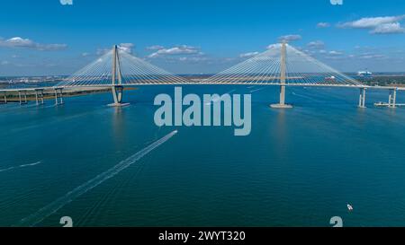 Charleston, Caroline du Sud, États-Unis. 18 novembre 2023. Vue aérienne de l'Arthur Ravenel Jr. Pont au-dessus de la rivière Cooper en Caroline du Sud, États-Unis (crédit image : © Walter G Arce SR Grindstone Medi/ASP) USAGE ÉDITORIAL SEULEMENT! Non destiné à UN USAGE commercial ! Banque D'Images
