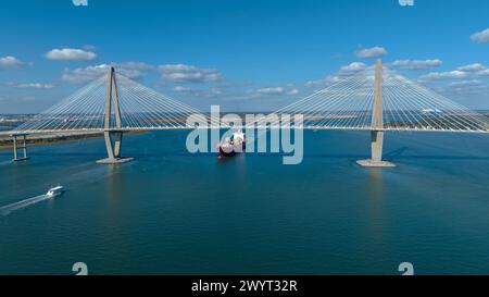 Charleston, Caroline du Sud, États-Unis. 18 novembre 2023. Vue aérienne de l'Arthur Ravenel Jr. Pont au-dessus de la rivière Cooper en Caroline du Sud, États-Unis (crédit image : © Walter G Arce SR Grindstone Medi/ASP) USAGE ÉDITORIAL SEULEMENT! Non destiné à UN USAGE commercial ! Banque D'Images