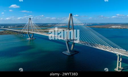 Charleston, Caroline du Sud, États-Unis. 18 novembre 2023. Vue aérienne de l'Arthur Ravenel Jr. Pont au-dessus de la rivière Cooper en Caroline du Sud, États-Unis (crédit image : © Walter G Arce SR Grindstone Medi/ASP) USAGE ÉDITORIAL SEULEMENT! Non destiné à UN USAGE commercial ! Banque D'Images