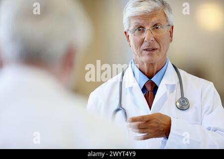 Médecin avec stéthoscope parlant avec le patient, Hôpital Onkologikoa, Institut d'oncologie, Centre de cas pour la prévention, le diagnostic et le traitement du cancer, Donostia, Saint-Sébastien, Gipuzkoa, pays Basque, Espagne. Banque D'Images