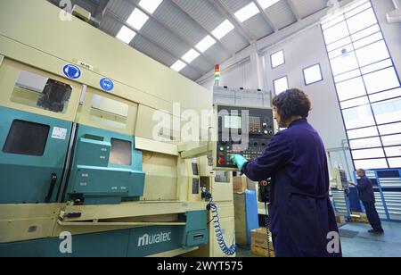 Technicien de commande CNC. Tours CNC automatisés par zone. Indecober usiné. Usinage de pièces de précision en série. Industrie automobile. Berriz. Bizkaia. Pays Basque. Espagne. Banque D'Images