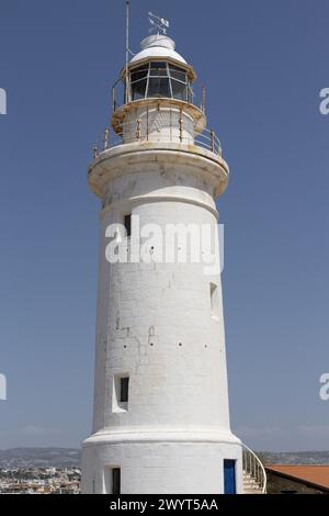 Phare blanc emblématique sous ciel bleu clair. Paphos, Cypus. Banque D'Images