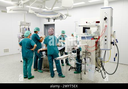 Chirurgien, chirurgie, salle d'opération, Hôpital Onkologikoa, Institut d'oncologie, centre de cas pour la prévention, le diagnostic et le traitement du cancer, Donostia, Saint-Sébastien, Gipuzkoa, pays Basque, Espagne. Banque D'Images