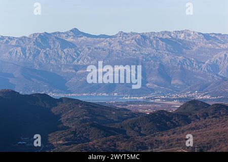 Pittoresque vue panoramique sur la ville, la mer et la chaîne de montagnes sous un ciel bleu à travers des collines verdoyantes en été. Arrière-plan. Pour le texte. Bannière. Carte postale. Banque D'Images