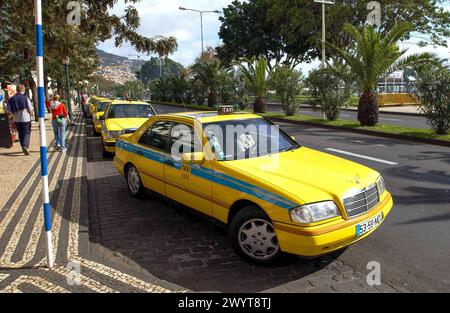 Taxi Mercedes jaune sur l'île de Madère. circa 2002 Banque D'Images