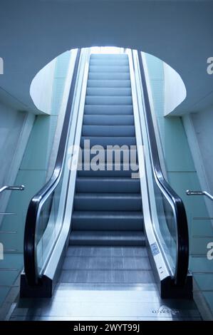 Escalator, aéroport de Bilbao, Loiu, Bizkaia, pays Basque, Espagne. Banque D'Images