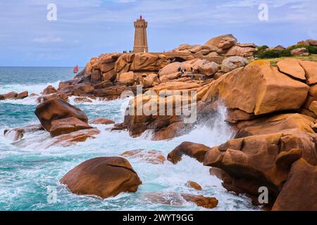 Phare de Mean Ruz, rochers géants de la Côte de granit Rose, Ploumanac'h, Perros-Guirec, Bretagne, Bretagne, France. Banque D'Images