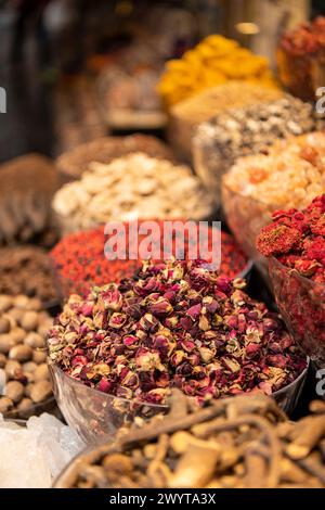 Épices exposées dans le souk aux épices, Deira, Dubaï, Émirats arabes Unis Banque D'Images