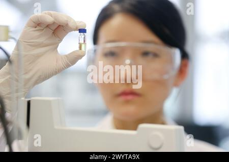 Chercheur. GC / MS. Chromatographe en phase gazeuse avec détecteur de masse. Analyse des composés organiques dans les extraits obtenus prétraitement des échantillons. Laboratoire organique. Division de l'énergie et de l'environnement. TECNALIA recherche et innovation. Donostia. San Sebastian. Gipuzkoa. Pays Basque. Espagne. Banque D'Images