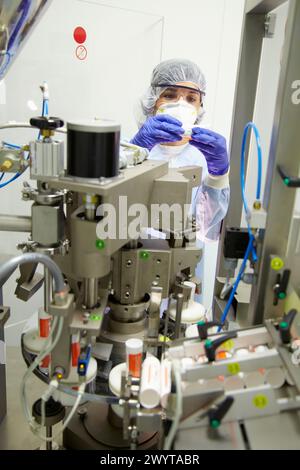 Suivi technique sous un procédé de distribution et fermeture d'un gel, salle blanche, usine pharmaceutique, usine de fabrication de médicaments, Centre de recherche, pharmacie, Area Health, Tecnalia Research & innovation, Araba Technology Park, Miñano, pays Basque, Espagne. Banque D'Images
