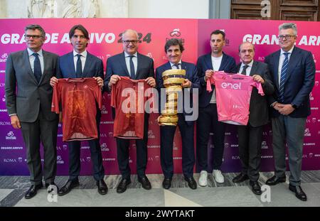 Conferenza Stampa per l' Arrivo del Giro d'Italia a Roma in sala della Protomoteca in Campidoglio. Nella foto Vincenzo Nibali, Alessandro Onorato, Roberto Gualtieri, Umberto Cairo, Paolo Bellino, Mauro Vegni, Stefano Ciurli- Cronaca - Roma, Italia - Luned&#xec ; 8 Aprile 2024 (foto Valentina Stefanelli/LaPresse)&#xa0 ; Conférence de presse pour l'arrivée du Giro d'Italia à Rome dans la salle Protomoteca du Campidoglio. Sur la photo Vincenzo Nibali, Alessandro Onorato, Roberto Gualtieri, Umberto Cairo, Paolo Bellino, Mauro Vegni - Actualités - Rome, Italie - lundi 8 avril 2024 (photo Banque D'Images