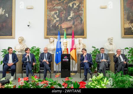 Conferenza Stampa per l' Arrivo del Giro d'Italia a Roma in sala della Protomoteca in Campidoglio. Nella foto Vincenzo Nibali, Alessandro Onorato, Roberto Gualtieri, Umberto Cairo, Paolo Bellino, Mauro Vegni- Cronaca - Roma, Italia - Luned&#xec ; 8 Aprile 2024 (foto Valentina Stefanelli/LaPresse)&#xa0 ; Conférence de presse pour l'arrivée du Giro d'Italia à Rome dans la salle Protomoteca du Campidoglio. Sur la photo Vincenzo Nibali, Alessandro Onorato, Roberto Gualtieri, Umberto Cairo, Paolo Bellino, Mauro Vegni - Actualités - Rome, Italie - lundi 8 avril 2024 (photo Valentina Stefan Banque D'Images