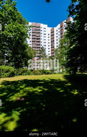 Projets Gropiusstadt projets Gropiusstadt et immeubles d'habitation. Construire dans les années soixante 1960 s / 60 s et soixante-dix 1970 s / 70 s, visant les personnes à faible revenu salarié et les familles. Christiane F, la fille de la biographie et du film : Wir Kinder von Bahnhof Zoo a grandi, quelque part dans ce quartier. Berlin, Allemagne. Berlin Neu Koln, Gropiusstadt Berlin Allemagne Copyright : xGuidoxKoppesx Banque D'Images