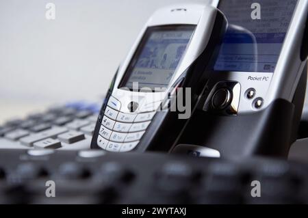 Téléphone portable et PDA Pocket PC avec bluetooth, calculatrice et clavier PC. Banque D'Images