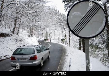 Route enneigée, col d'Udana, Oñati. Guipúzcoa, Espagne. Banque D'Images