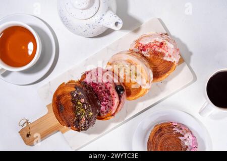 Assortiment de divers croissants ronds, pâte feuilletée New York Roll, croissants suprêmes, pâtisserie glacée au four trendy Sweet pâtisserie avec différentes garnitures et garnitures Banque D'Images