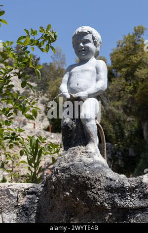 Neo Chorio, Chypre. 01 avril 2024 : Manneken Pis Replica aux bains Adonis à Chypre Banque D'Images