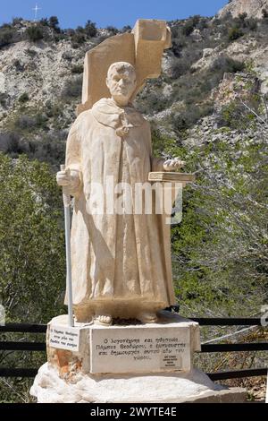 Neo Chorio, Chypre. 01 avril 2024 : sculpture à la figure sainte près des bains Adonis à Chypre Banque D'Images