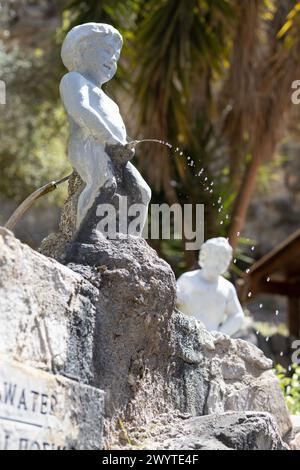 Neo Chorio, Chypre. 01 avril 2024 : sculpture de fontaine de chérubins aux bains Adonis Banque D'Images