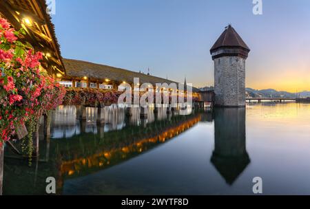 Lucerne, Suisse sur la rivière Reuss et le pont de la Chapelle à l'aube. Banque D'Images