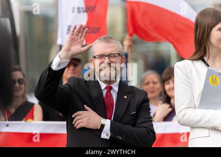 Varsovie, Pologne. 06 avril 2024. Le député Grzegorz Braun fait signe à la foule lors d'une manifestation. Plusieurs centaines de personnes rassemblées à Varsovie pour montrer leur opposition à "pousser la Pologne dans la guerre avec la Russie" les manifestants sont également contre l'aide, selon eux, à "la dictature nazie en Ukraine" crédit : SOPA images Limited/Alamy Live News Banque D'Images