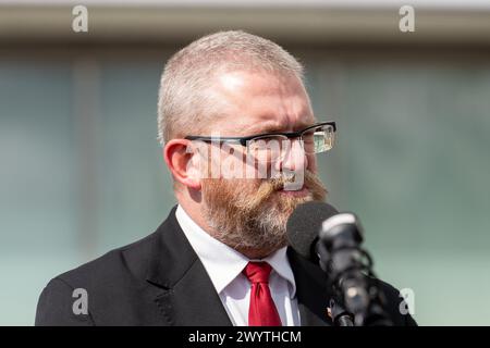 Varsovie, Pologne. 06 avril 2024. Grzegorz Braun parle à la foule lors d'une manifestation. Plusieurs centaines de personnes rassemblées à Varsovie pour montrer leur opposition à "pousser la Pologne dans la guerre avec la Russie" les manifestants sont également contre l'aide, selon eux, à "la dictature nazie en Ukraine" crédit : SOPA images Limited/Alamy Live News Banque D'Images