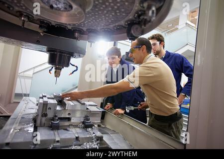 Professeur et étudiants font leur centre de formation usinage 3 axes, mécanique appliquée, Tecnun, École d'ingénierie de Saint-Sébastien, Université de Navarre, Donostia, Gipuzkoa, pays Basque, Espagne. Banque D'Images