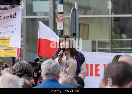 Varsovie, Pologne. 06 avril 2024. Justyna Socha parle à la foule lors d'une manifestation. Plusieurs centaines de personnes rassemblées à Varsovie pour montrer leur opposition à "pousser la Pologne dans la guerre avec la Russie" les manifestants sont également contre l'aide, selon eux, à "la dictature nazie en Ukraine" crédit : SOPA images Limited/Alamy Live News Banque D'Images