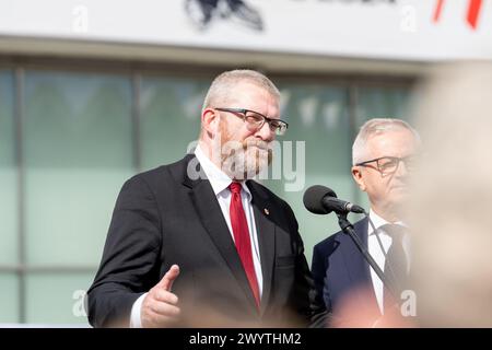 Varsovie, Pologne. 06 avril 2024. Grzegorz Braun parle à la foule lors d'une manifestation. Plusieurs centaines de personnes rassemblées à Varsovie pour montrer leur opposition à "pousser la Pologne dans la guerre avec la Russie" les manifestants sont également contre l'aide, selon eux, à "la dictature nazie en Ukraine" crédit : SOPA images Limited/Alamy Live News Banque D'Images