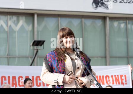 Varsovie, Pologne. 06 avril 2024. Justyna Socha parle à la foule lors d'une manifestation. Plusieurs centaines de personnes rassemblées à Varsovie pour montrer leur opposition à "pousser la Pologne dans la guerre avec la Russie" les manifestants sont également contre l'aide, selon eux, à "la dictature nazie en Ukraine" crédit : SOPA images Limited/Alamy Live News Banque D'Images