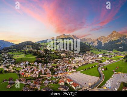 Engelberg, Suisse panorama ville dans les alpes au crépuscule. Banque D'Images