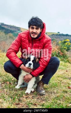 Jeune avec chien Saint Bernard. Gipuzkoa. Pays Basque. Espagne. Banque D'Images